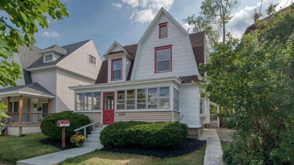 Grand Rapids House | Spacious 6-bedroom house in lovely Grand Rapids with WiFi