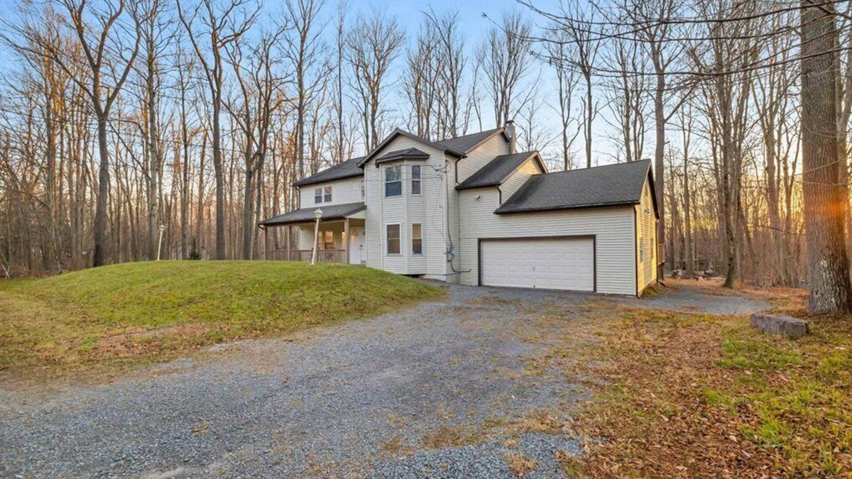 Pocono Lake House | Spacious 6 Bedroom Pocono Retreat by the Lake
