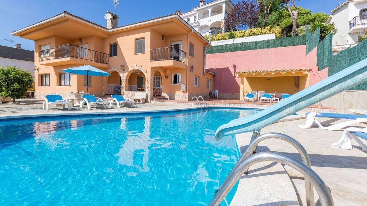 Blanes Villa | Spacious 6-bedroom villa in Blanes