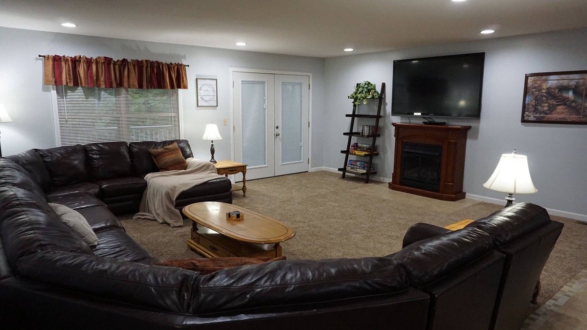 Almo House | Spacious 6 bedrooms, 3 bath, with 2 full kitchen and washer & dryer Cabin