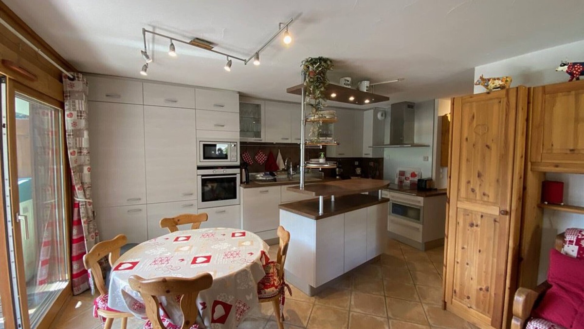 Cohennoz Apartment | Spacious 6-Person Apartment with Pool, Balcony, & Parking in Crest-Voland