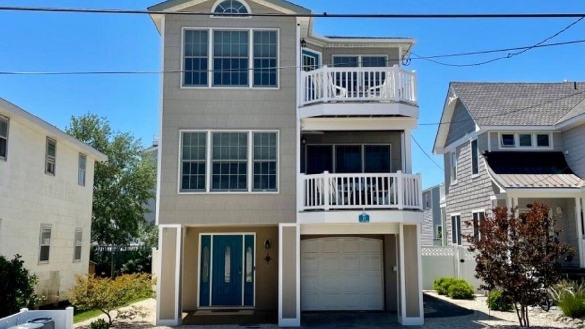 North Beach Haven House | Spacious 6br Oceanside Home in great location, quick walk to all in Beach Haven