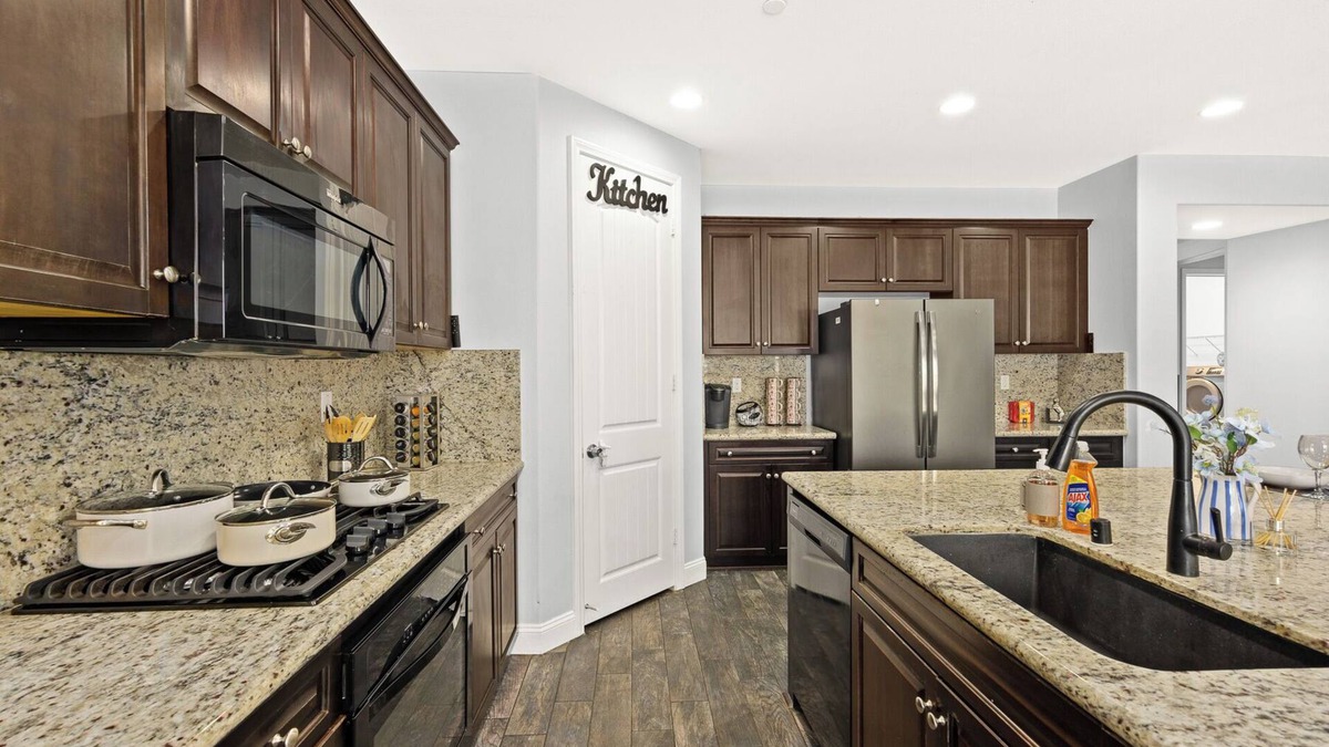 Colton Villa | Spacious 6BD3BA One- Floor villa WiFi Riverside 10Beds 4TVS BBQ
