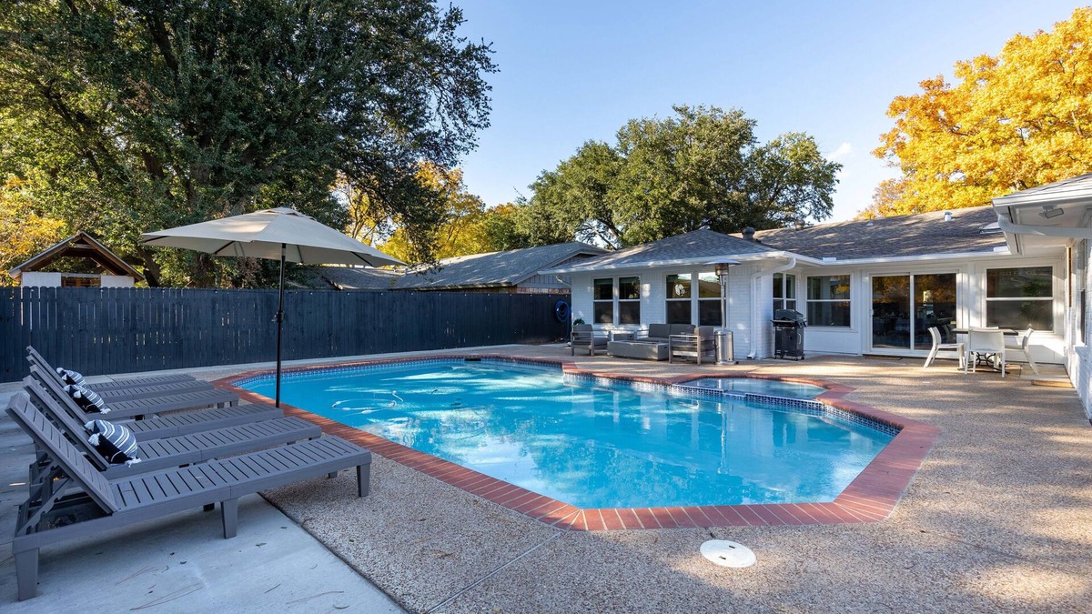 Ederville House | Spacious 6BR by AT&T Stadium Stockyard Heated Pool