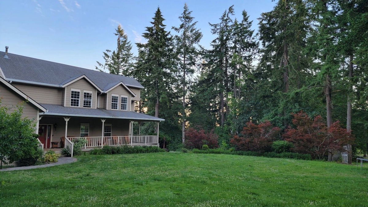 Oregon City House | Spacious 6BR Home with Bonus Rooms, Office Space, Gym, and Sport Court