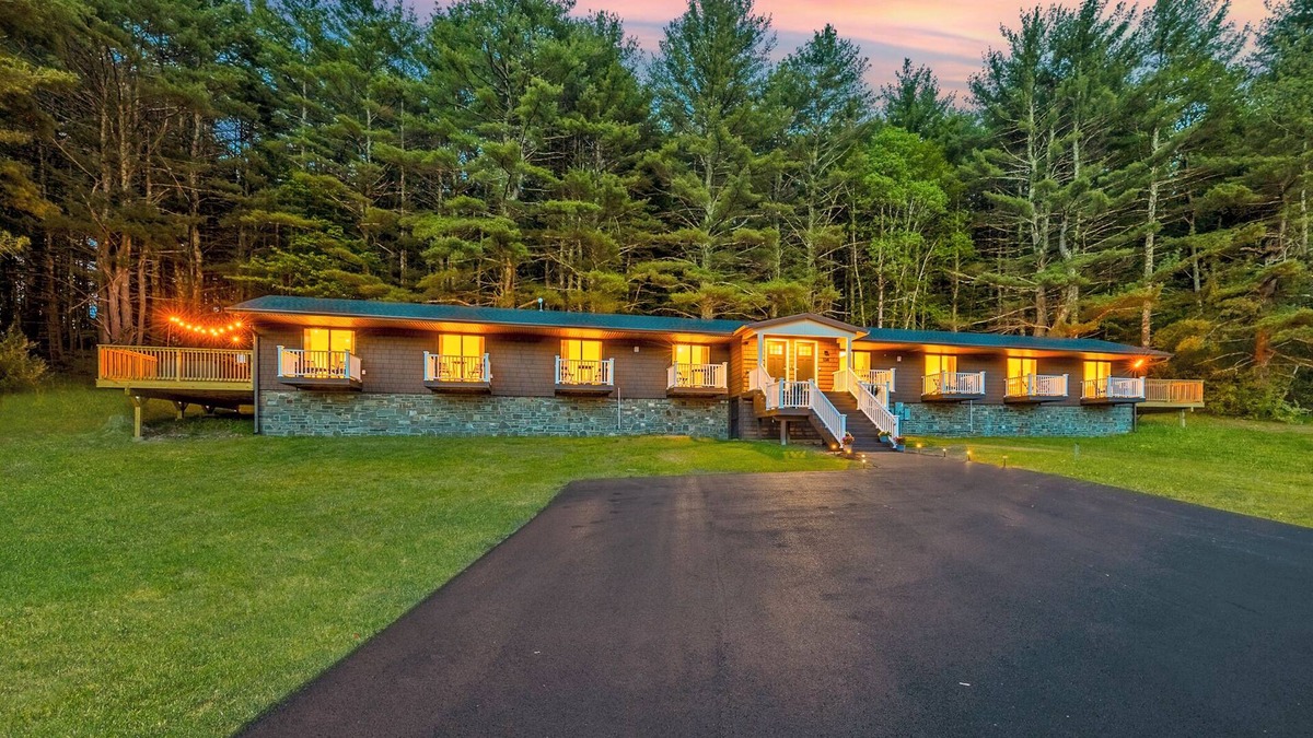 East Durham House | Spacious 6BR - Hot Tubs - Pond - Playground
