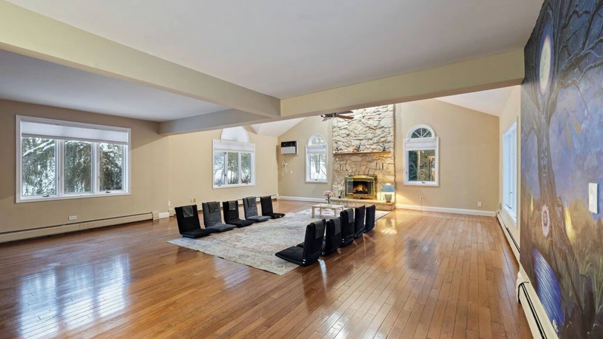 Stony Point House | Spacious 6BR Retreat w/Ballroom, Fire Pit & Huge Yard!