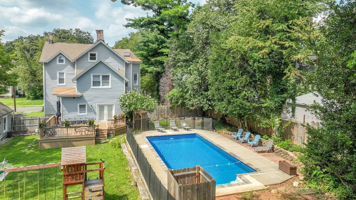 Roselle House | Spacious 6BR Retreat - Pool - Fire Pit - BBQ - 30 Min to NYC!