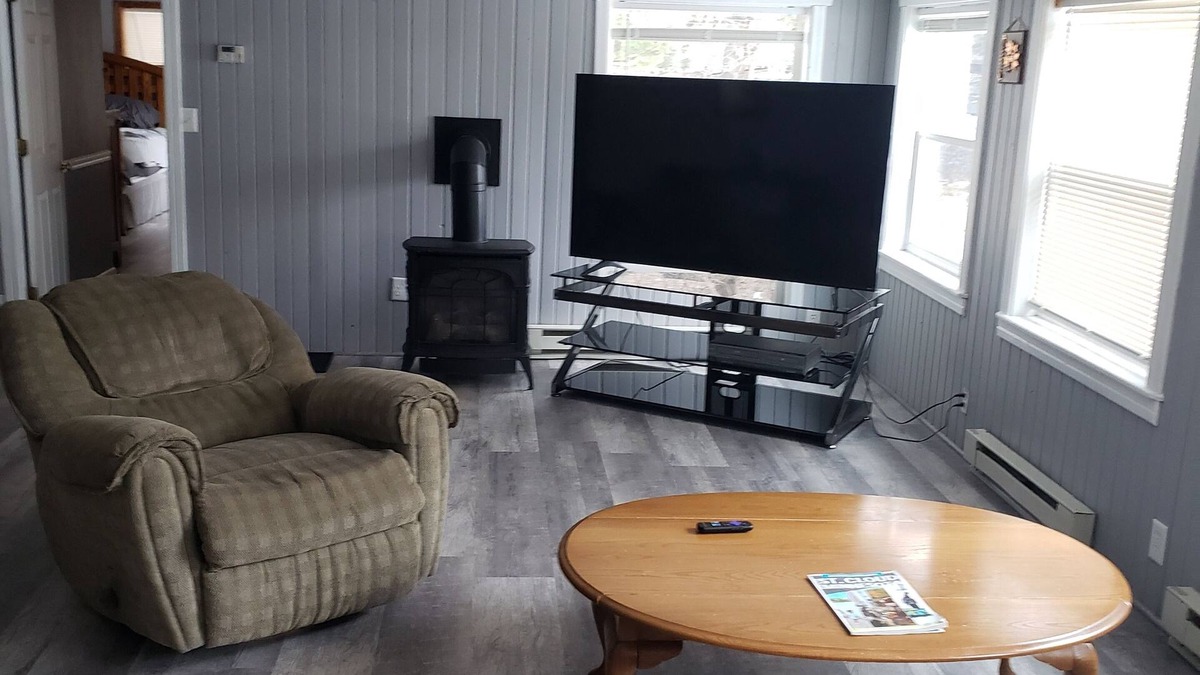 South Haven Cabin | Spacious 7-bedroom 2 cabin in awesome Annandale with WiFi, AC
