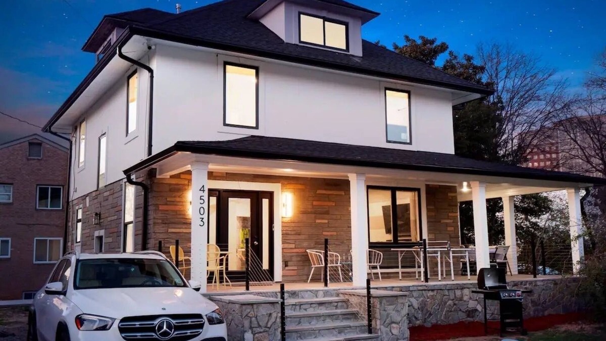 Ballston House | Spacious 7-bedroom, 5 Full bathroom house. Walkers Paradise No car required!