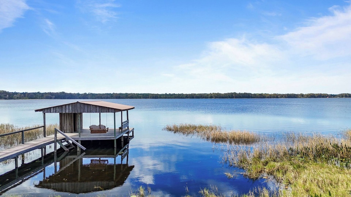 Hampton House | Spacious 7-bedroom, 7-bathroom lake front house in brilliant Hampton, sleeps 17!
