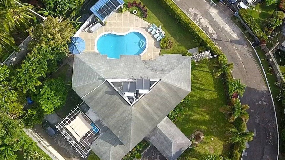 Saint Andrew House | Spacious 7-bedroom house with WiFi, AC in wonderful Kingston