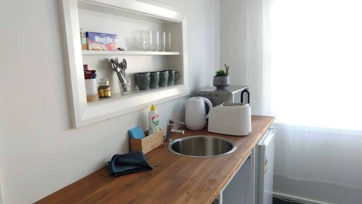 Hamilton House | Spacious 7-bedroom house with WiFi, AC in beautiful Hamilton
