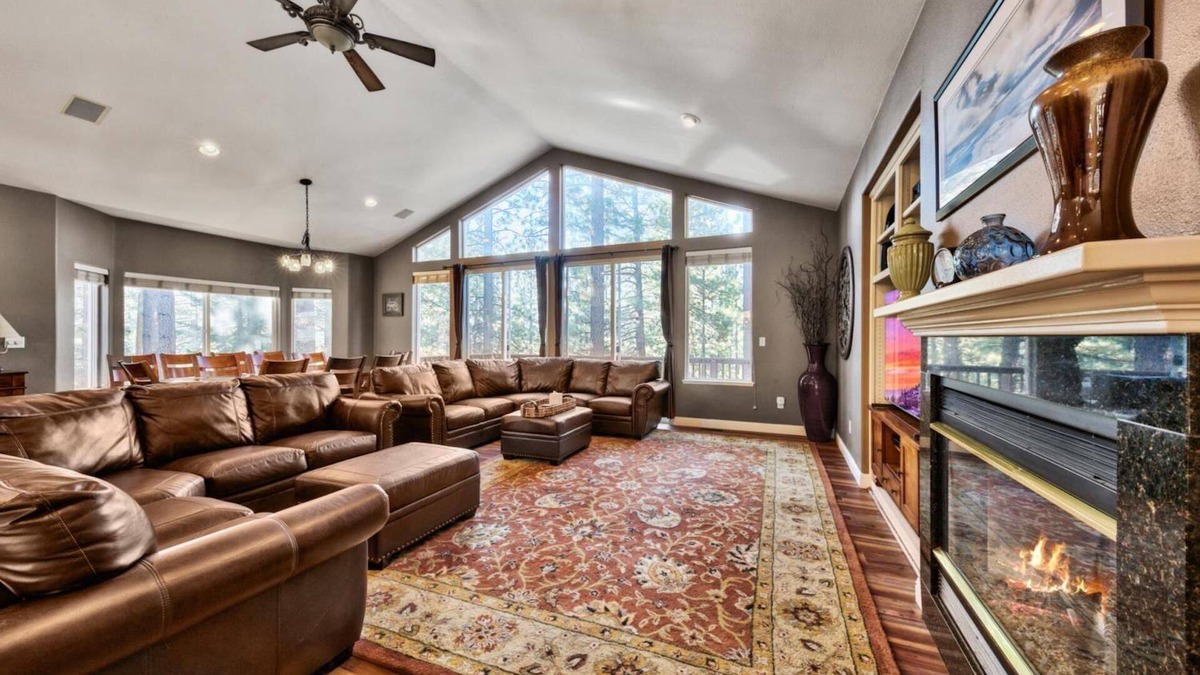Montgomery Estates Cabin | Spacious 7Br+ Bonus 8th Br, Pool and Foosball Table, 13 Beds, 14 Guests+Kids 5 Years Old and Younger