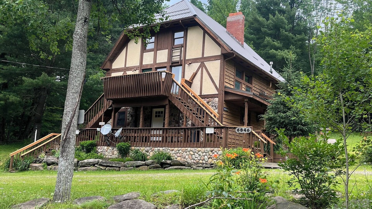 Great Valley Ski Chalet | Spacious 8 Bdrm Chalet set up for entertaining!