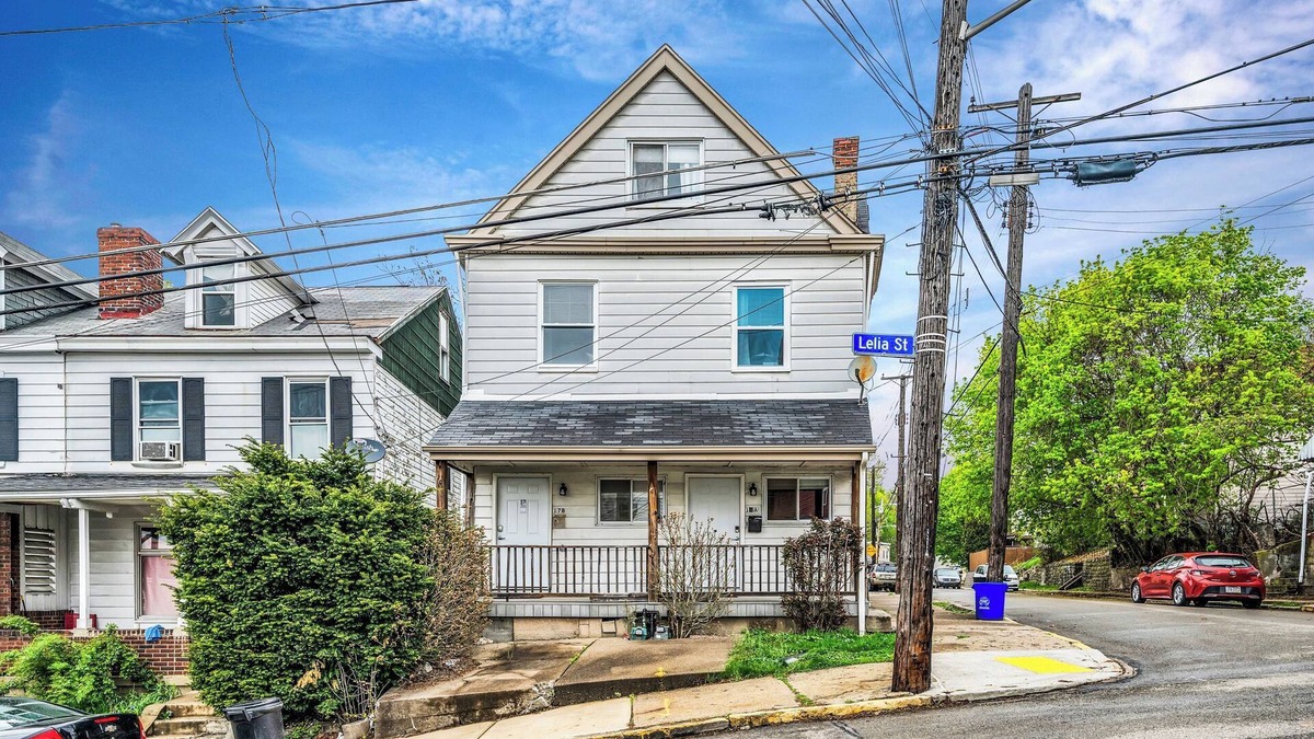 Mount Washington House | Spacious 8 Bed House! Triple King Bed - 3 Stories!