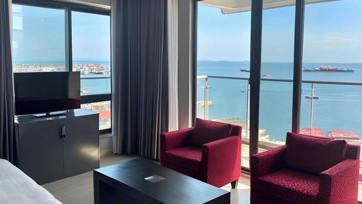 Fatih Apartment | Spacious 8-bedroom apartment with WiFi, AC in charming Istanbul