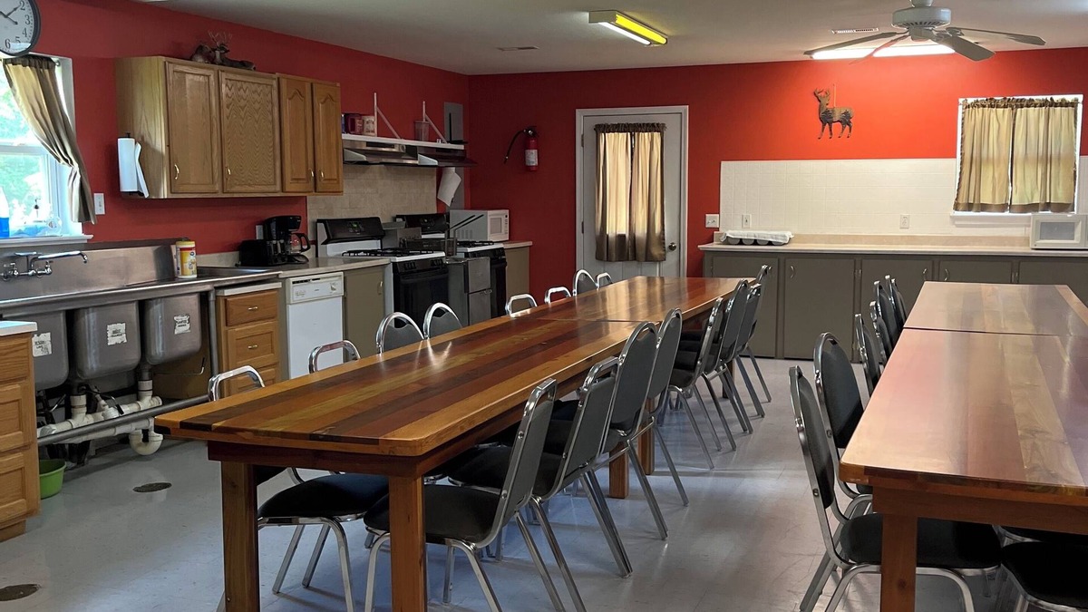 Michael House | Spacious 8-bedroom lodge in delightful Batchtown with WiFi, AC