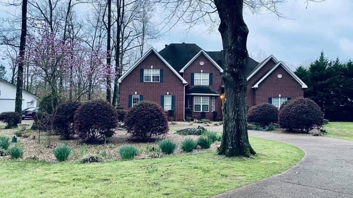 Mid America House | Spacious 8-bedroom house on lake in Hot Springs with pool & theater room