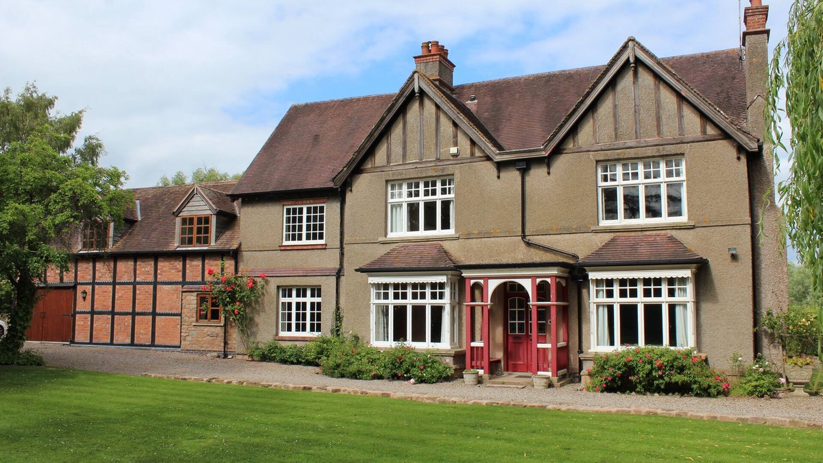 Whitbourne House | Spacious 9-bedroom house in delightful Whitbourne with great outside space.