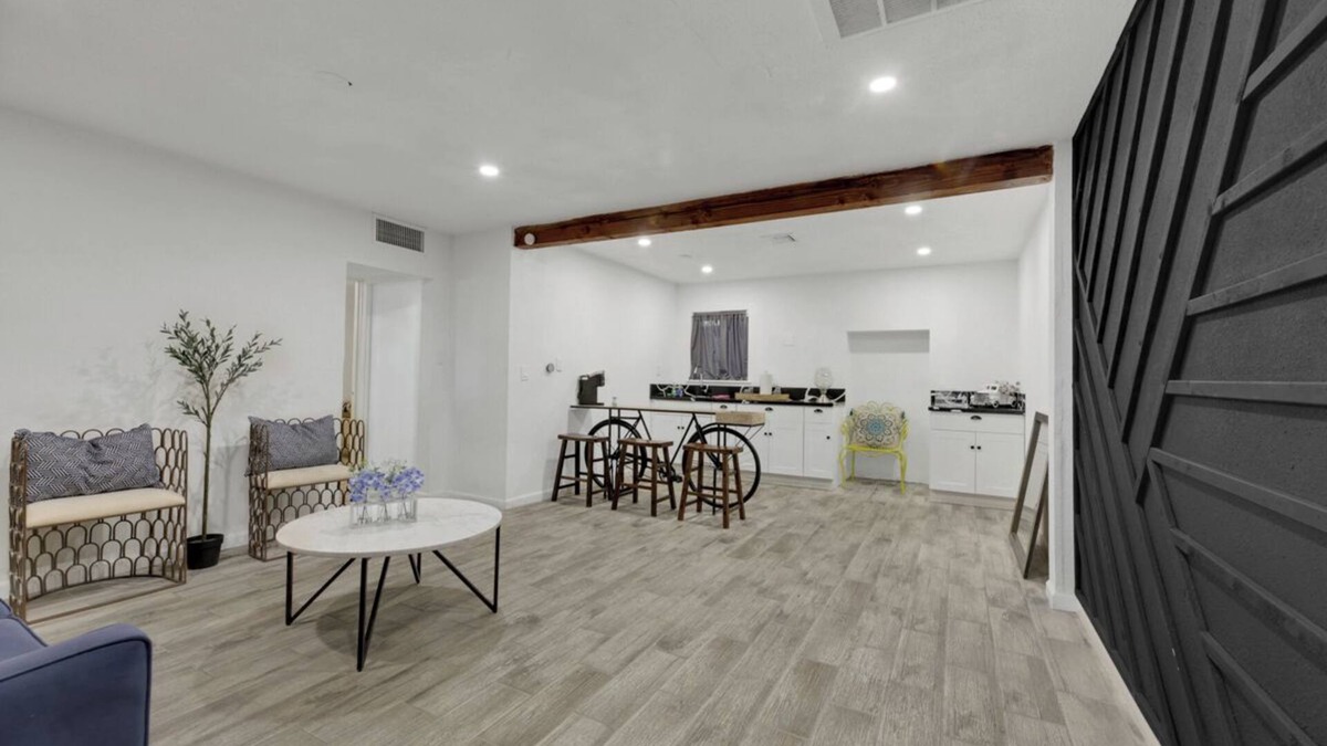 Rancho Oakey House | Spacious 9-bedroom house in Las Vegas 15 min to The Strip!