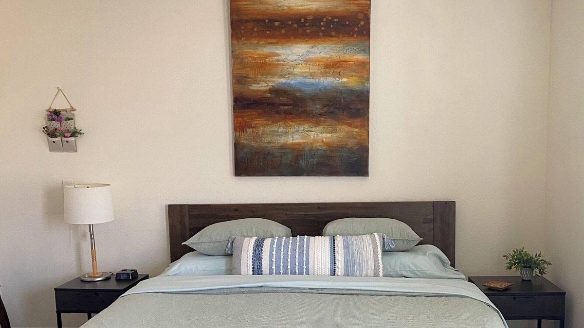 Alhambra Condo | Spacious 910 sqft, firm king + firm queen, 1 block from Starbucks, parking incl.
