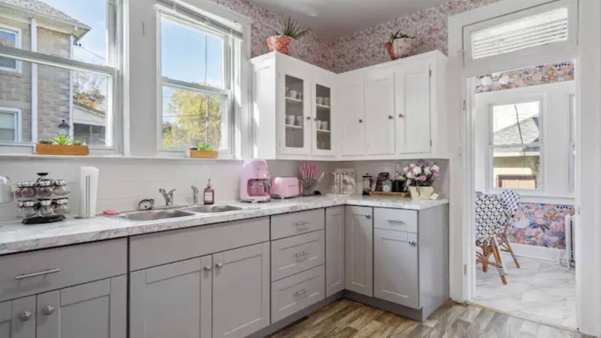 Westfield House | Spacious 9Bed 3Bath Home.Yard/Parking/Firepit/Wine