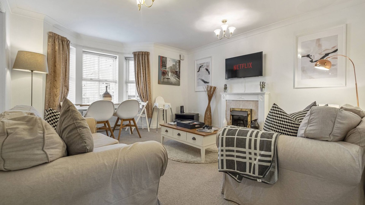 Jesmond Apartment | Spacious Apartment with Parking!