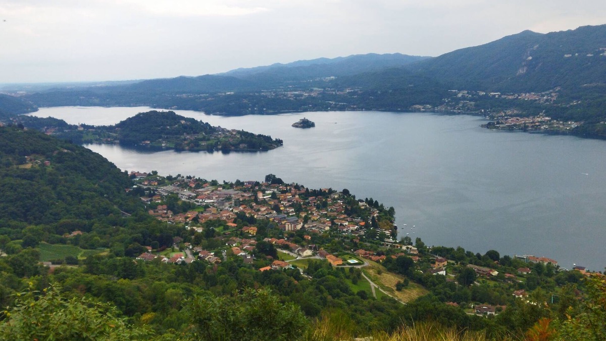 Pettenasco House | Spacious accommodation a stone's throw from Lake Orta