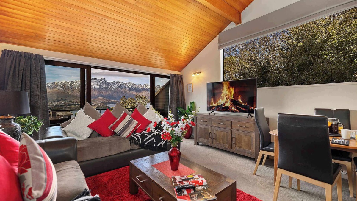 Fernhill House | SPACIOUS ALPINE LAKE VIEW SPA TOWNHOUSE WALK TO TOWN