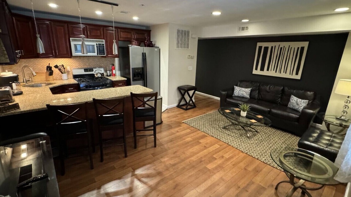 Union City Apartment | Spacious Amazing 3 Bedroom - 15 Mins to NY