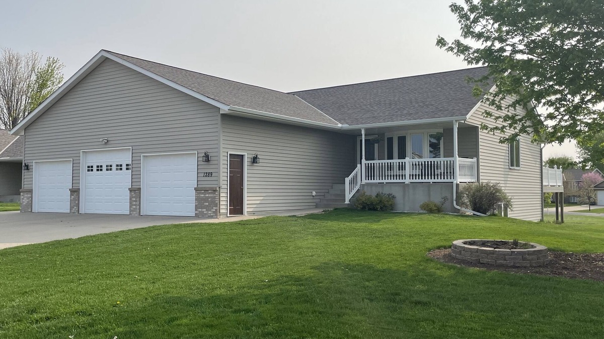 Hutchinson House | Spacious and beautiful 3,020 square foot 5-bedroom walkout