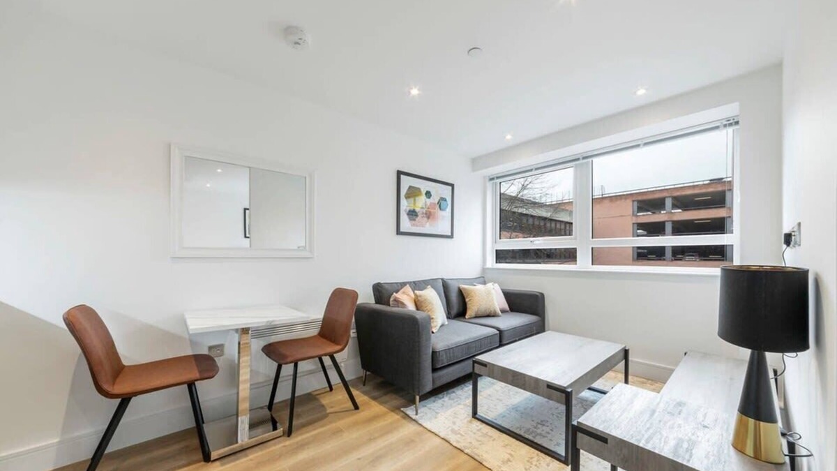 East Grinstead Apartment | Spacious and Bright Studio in East Grinstead