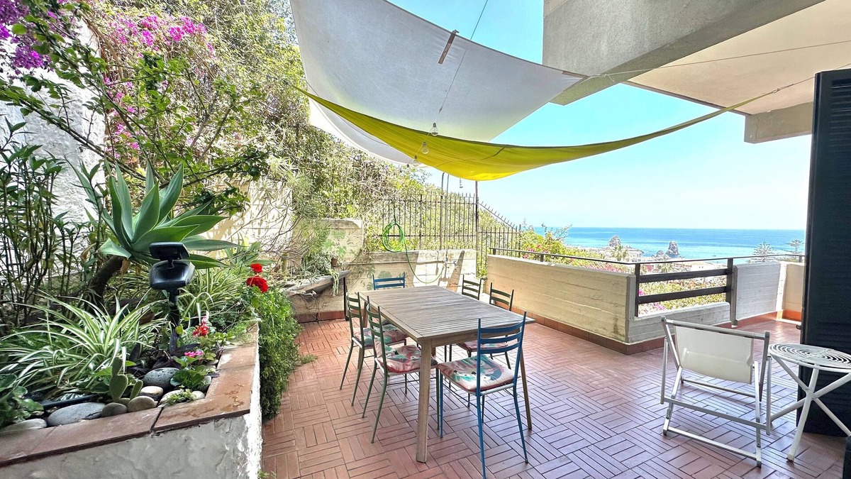 Aci Trezza Apartment | Spacious and bright apartment with terrace and beautiful sea views