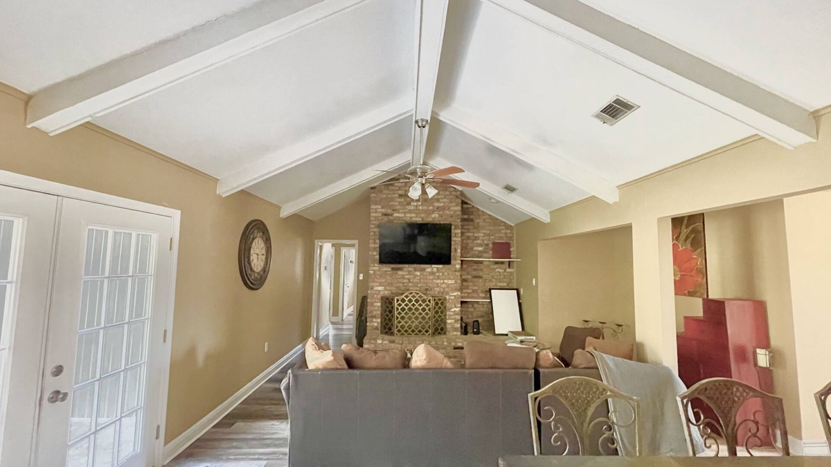 Slidell House | Spacious and bright 5bd 2 ba with jacuzzi tub.