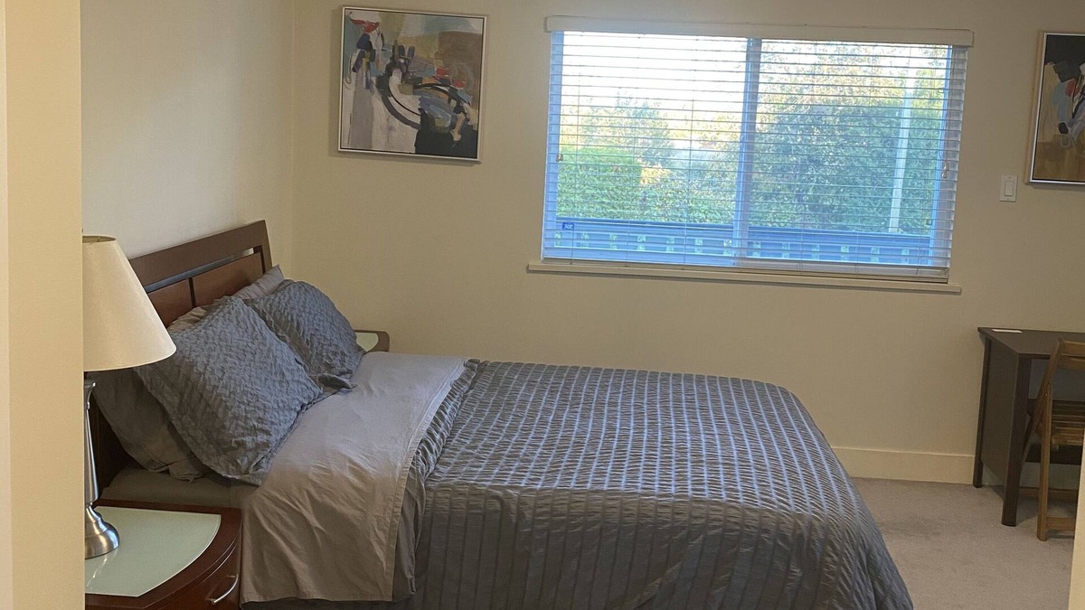 Richmond House | Spacious and bright bedroom with separate bathroom