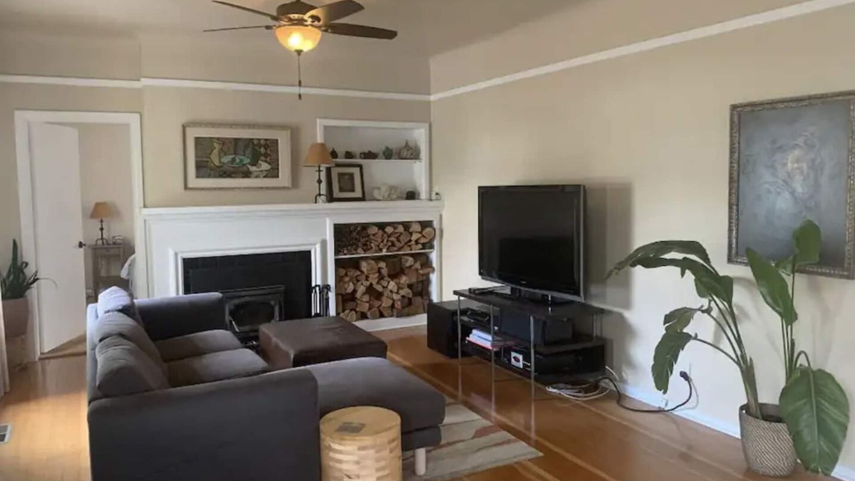 West Eugene House | Spacious and Bright! Walk Everywhere! The Eugene Vintage Bungalow