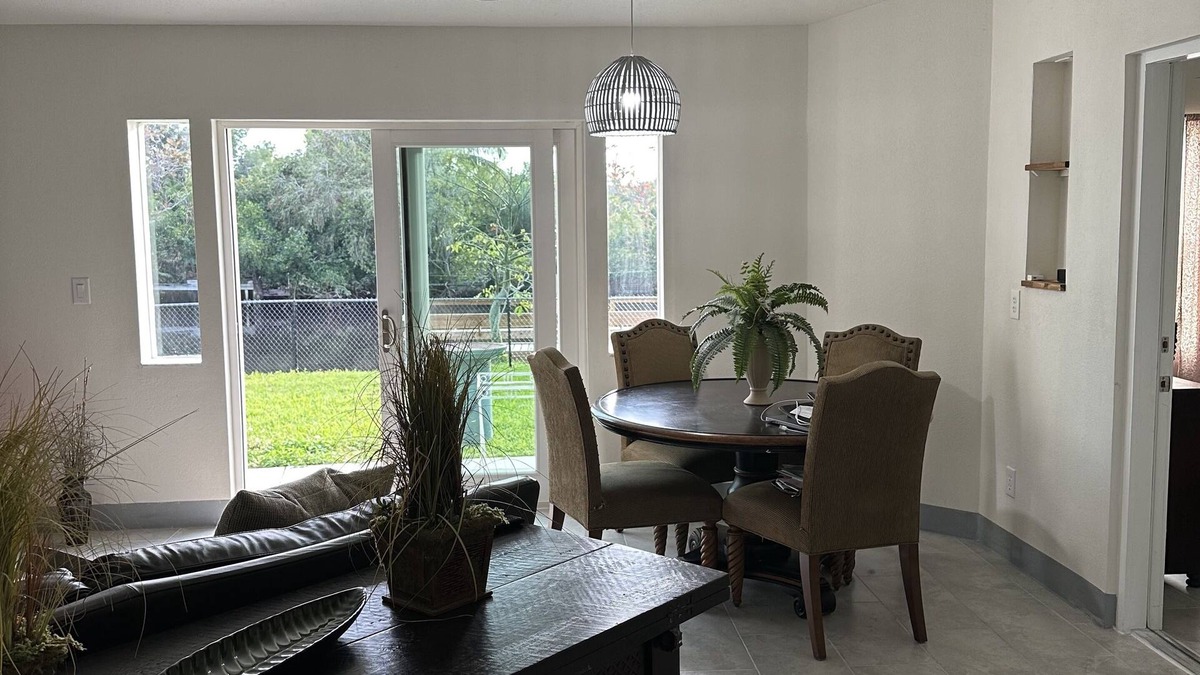 Fort Myers House | Spacious and Charming 5-bedroom house with WiFi and AC in Fort Myers on canal