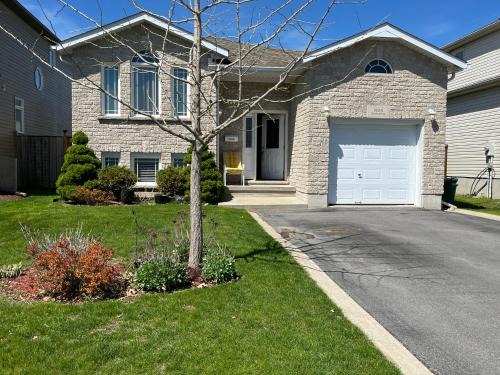 Amherstview House | Spacious and Charming Bungalow Retreat (Close to Many Amenities)