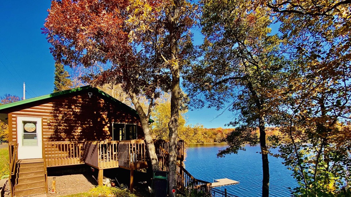 Luck Cabin | Spacious and Charming Lakefront Cabin