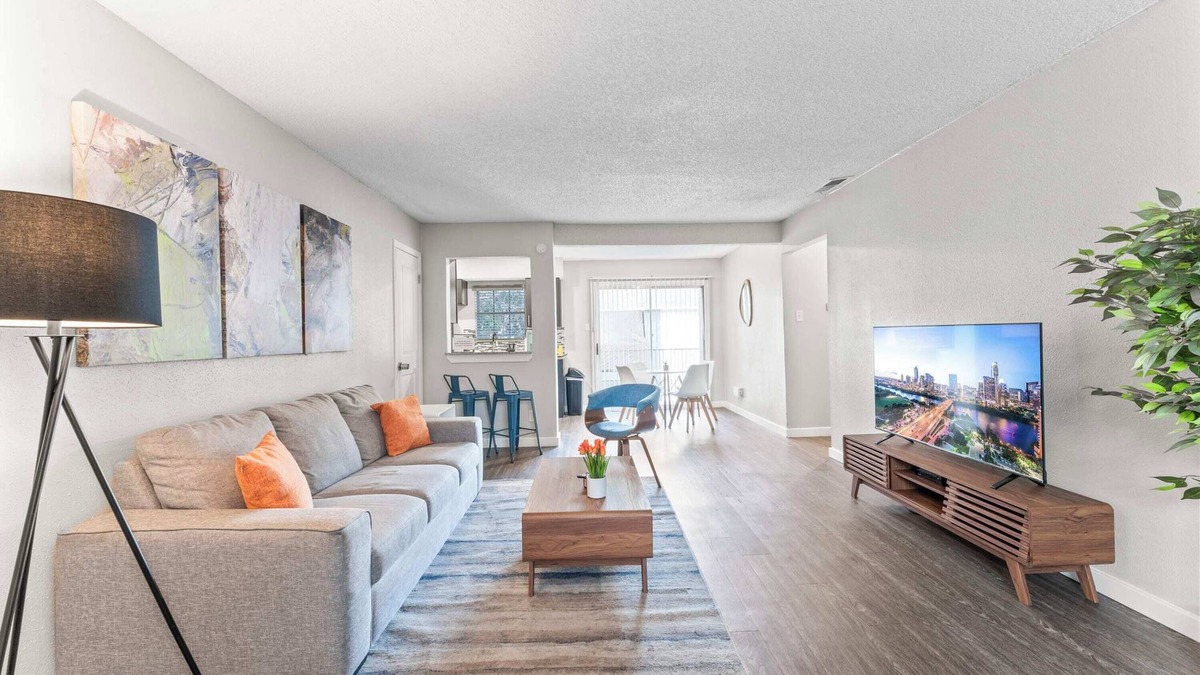 Windsor Park Apartment | Spacious and Chic King Bed 2BR Suite, 5 Min to DT