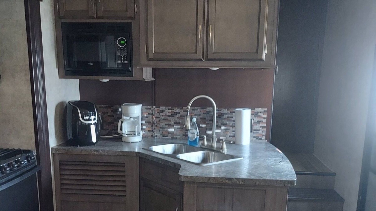 Brazoria House | Spacious and close to the river!