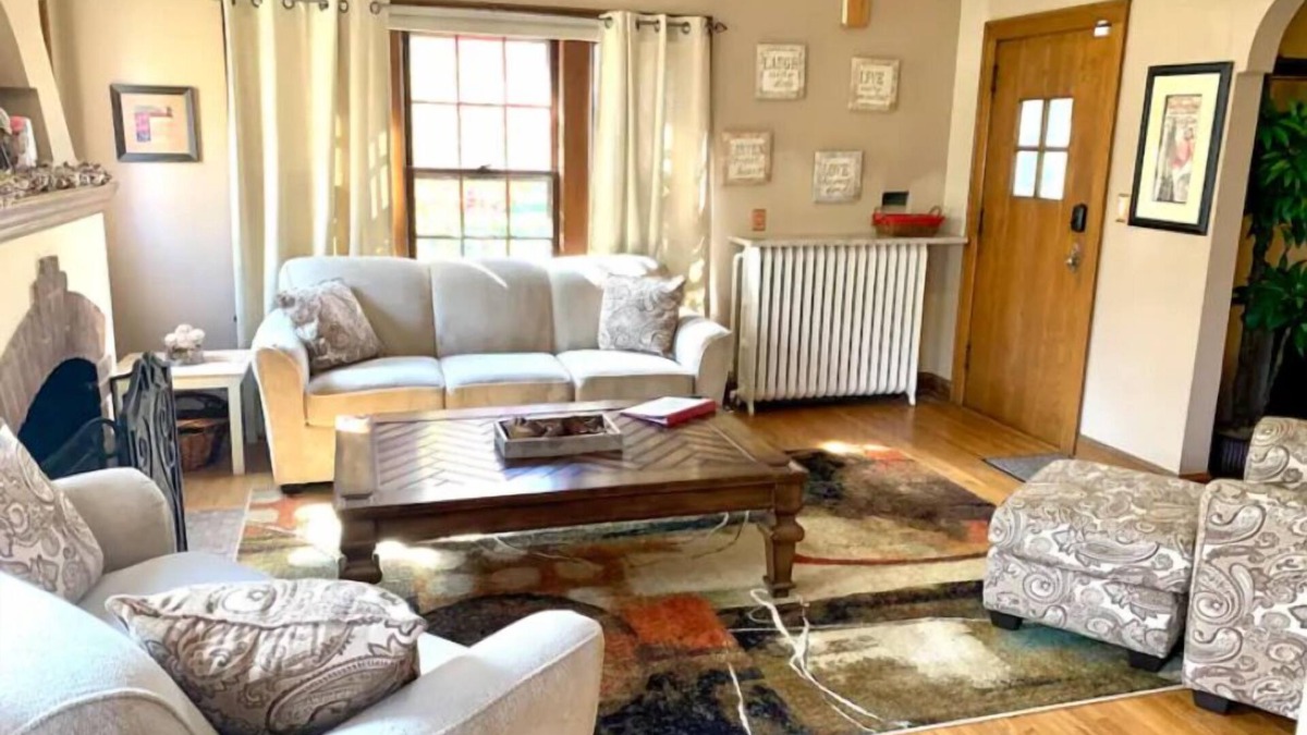 Robbinsdale House | Spacious and comfortable! A charming gem, located on Victory Memorial Parkway.