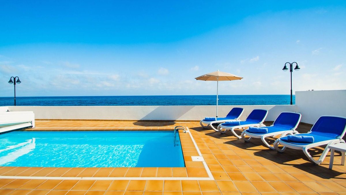 Arrieta Villa | Spacious and comfortable home by the sea in Arrieta