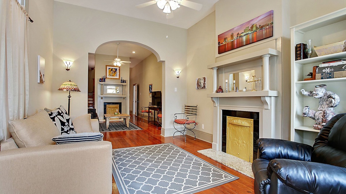 West Riverside House | Spacious and Comfy, Walk to Whole Foods, bars and shops, sleeps 12