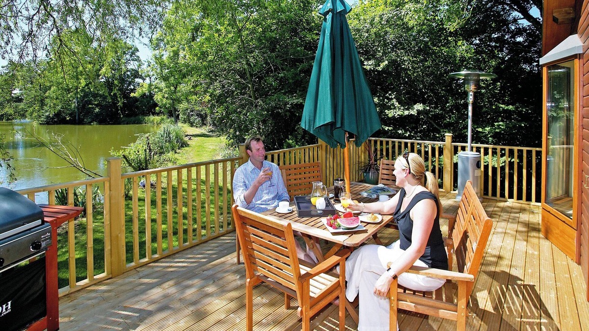 Westcott Cabin | Spacious and contemporary lodge with one king size double with ensuite shower and one twin.