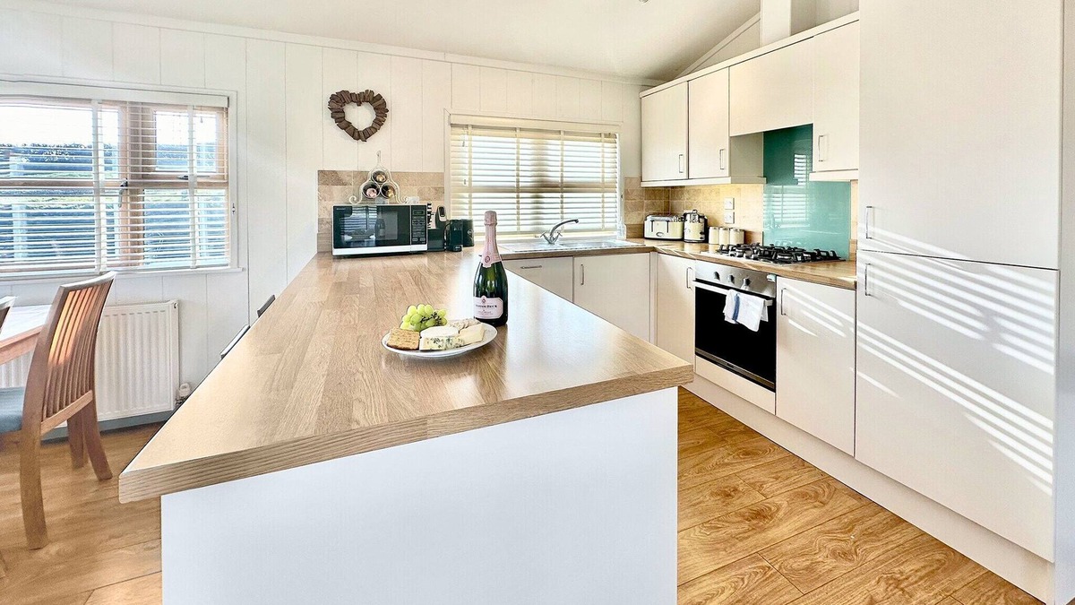 Westcott Cabin | Spacious and contemporary lodge with one king size double with ensuite shower and one twin.