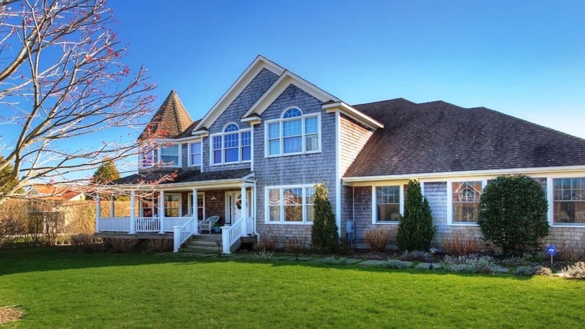 Water Mill House | Spacious and Conveniently Located Home in Southampton/Water Mill