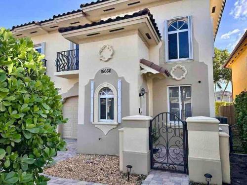 Tamiami House | Spacious and cozy house in Miami