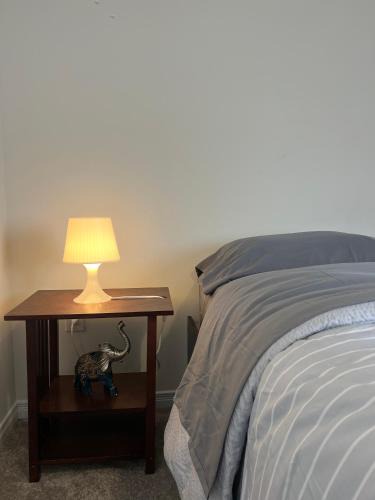 Thorold House | Spacious and Cozy Private Room in a Family Home- 2MIN to highway 15MIN to Niagara Falls& US Border